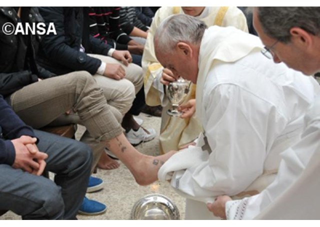 Đức Thánh Cha rửa chân cho tù nhân ở nhà tù Paliano vào thứ 5 Tuần Thánh